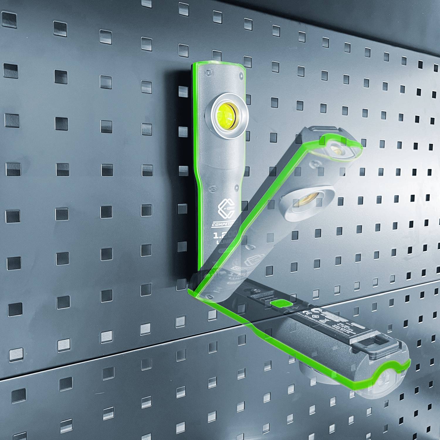 Das Bild zeigt ein magnetisches Laserwerkzeug, das auf eine metallische Lochwand montiert ist, zur präzisen Ausrichtung von Objekten.