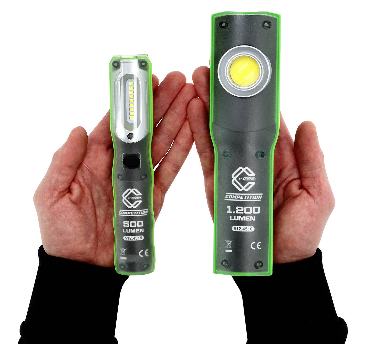 Zwei LED-Taschenlampen verschiedener Größen, von Händen gehalten. Links: 500 Lumen, rechts: 1.200 Lumen, beide schwarz mit grünen Akzenten.
