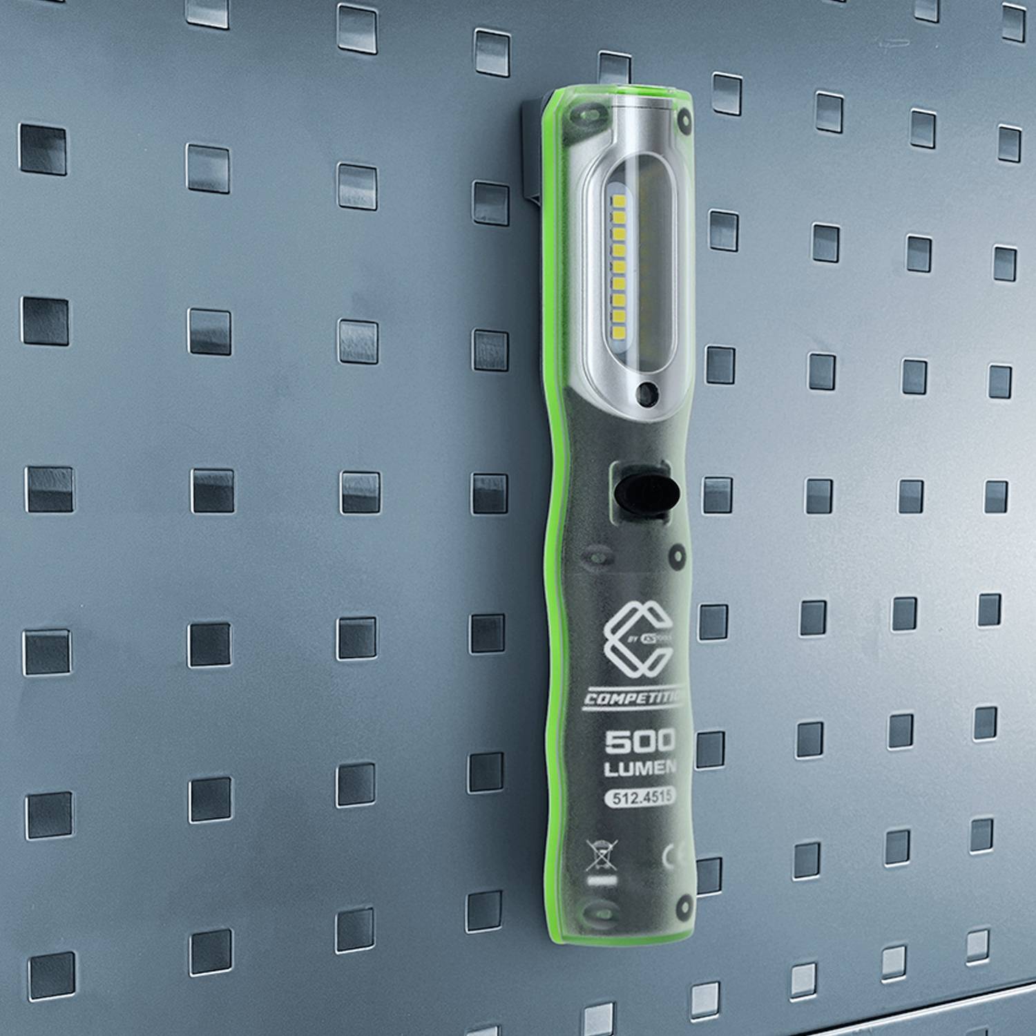 Handlampe mit grünem Rand an Lochwand montiert; 500 Lumen angegeben, geeignet für Werkstatt oder Garage.