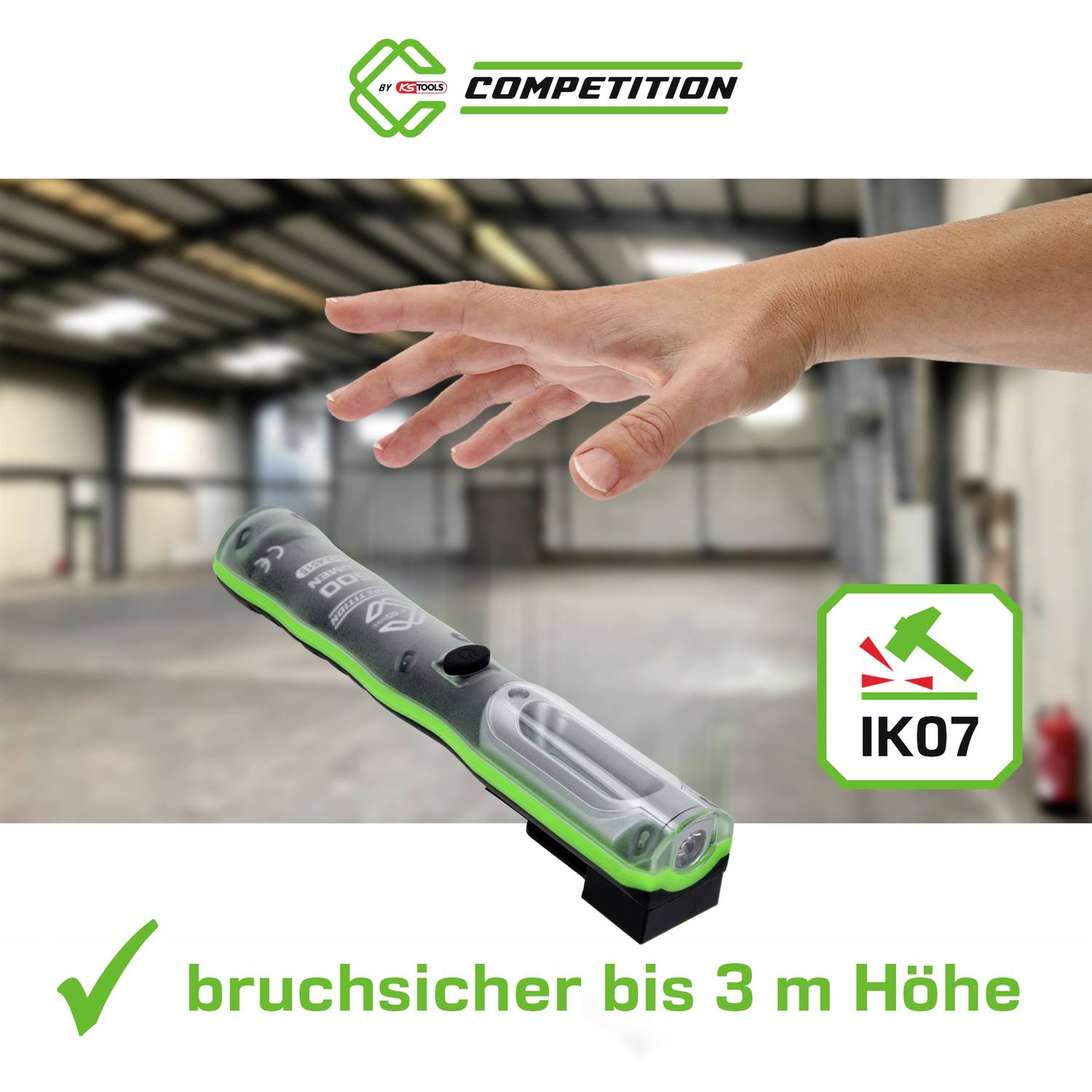 Eine Hand bewegt sich über eine grüne Lampe in einer Lagerhalle. Text: 'bruchsicher bis 3 m Höhe' und Symbol 'IK07'.