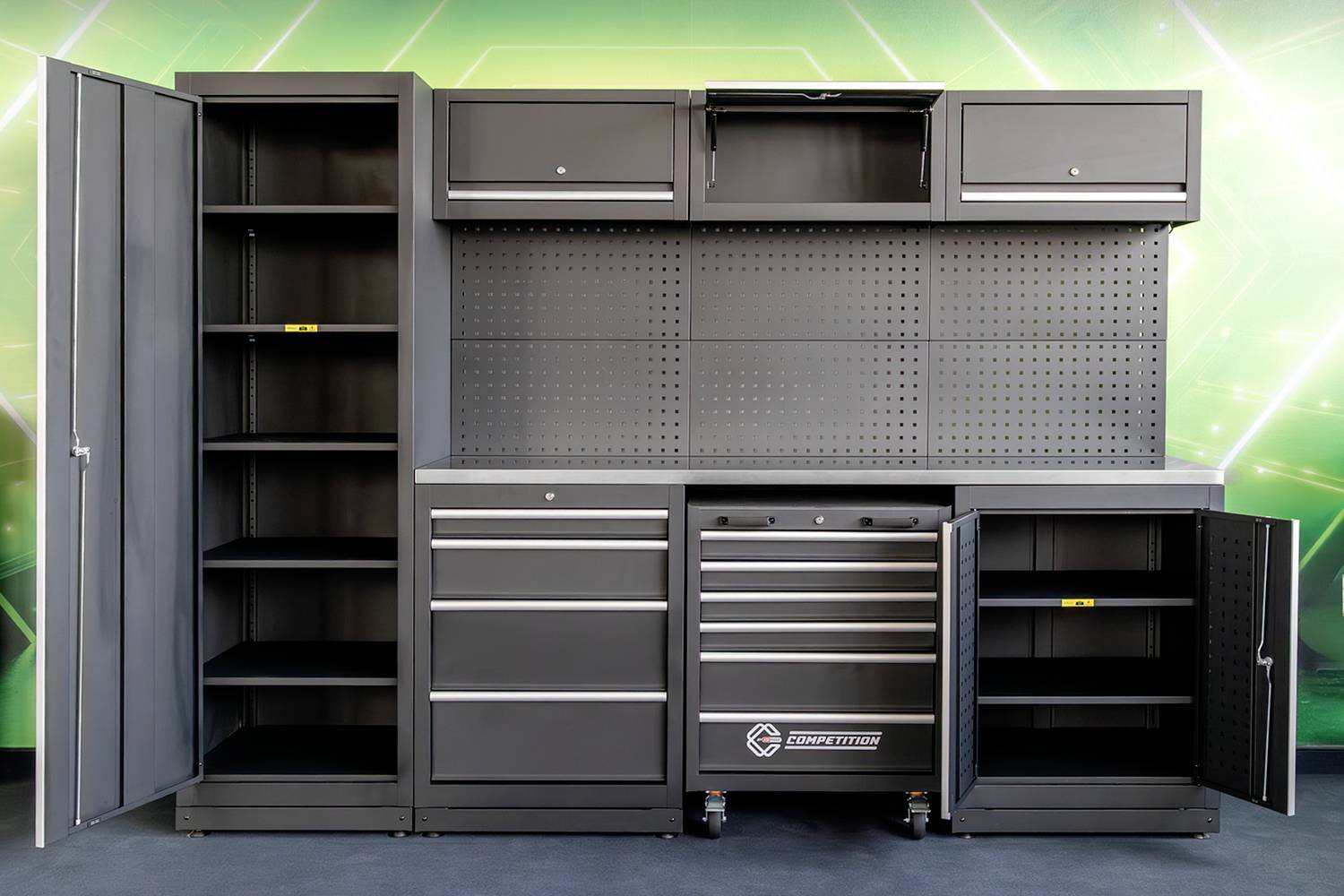 Schwarze Werkzeugschrankkombination mit Regalen, Schubladen und Lochwand zur Werkzeugspeicherung, platziert vor grünem Hintergrund.