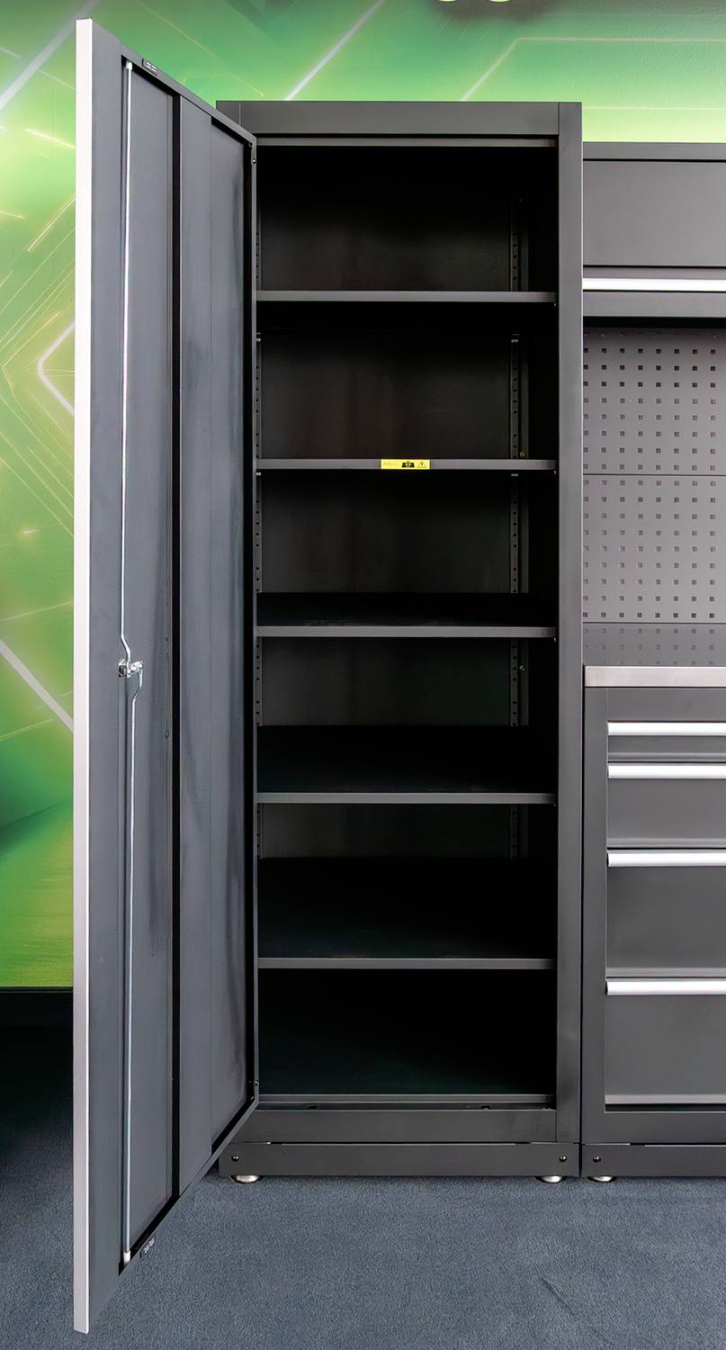 Ein offenes, schwarzes Regal mit mehreren leeren Ablageflächen vor einer grün gemusterten Wand. Rechts daneben sind Schubladen sichtbar.