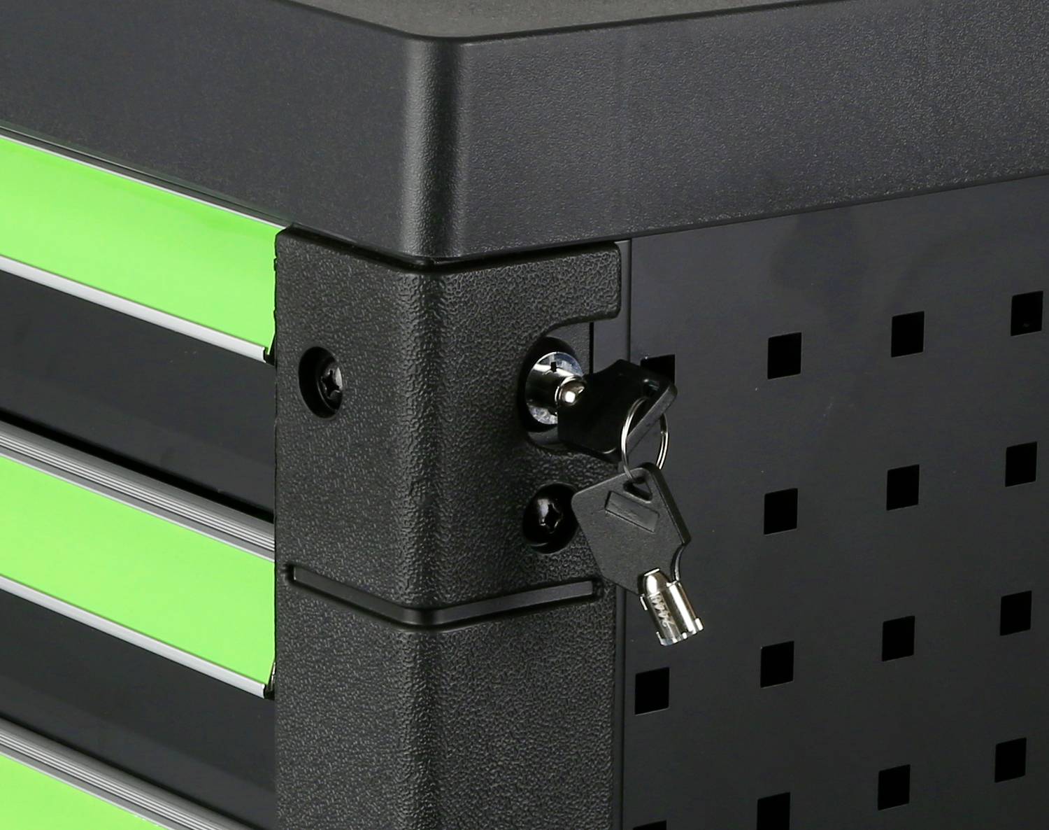 'Nahaufnahme eines verschlossenen Werkzeugschranks mit leuchtend grünen Akzenten, an dem ein Schlüssel im Schloss steckt.'