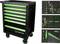 'Werkzeugwagen mit grünen Akzenten und Rollen, gefüllt mit verschiedenen Werkzeugen wie Schraubendreher, Zangen und Steckschlüssel.'