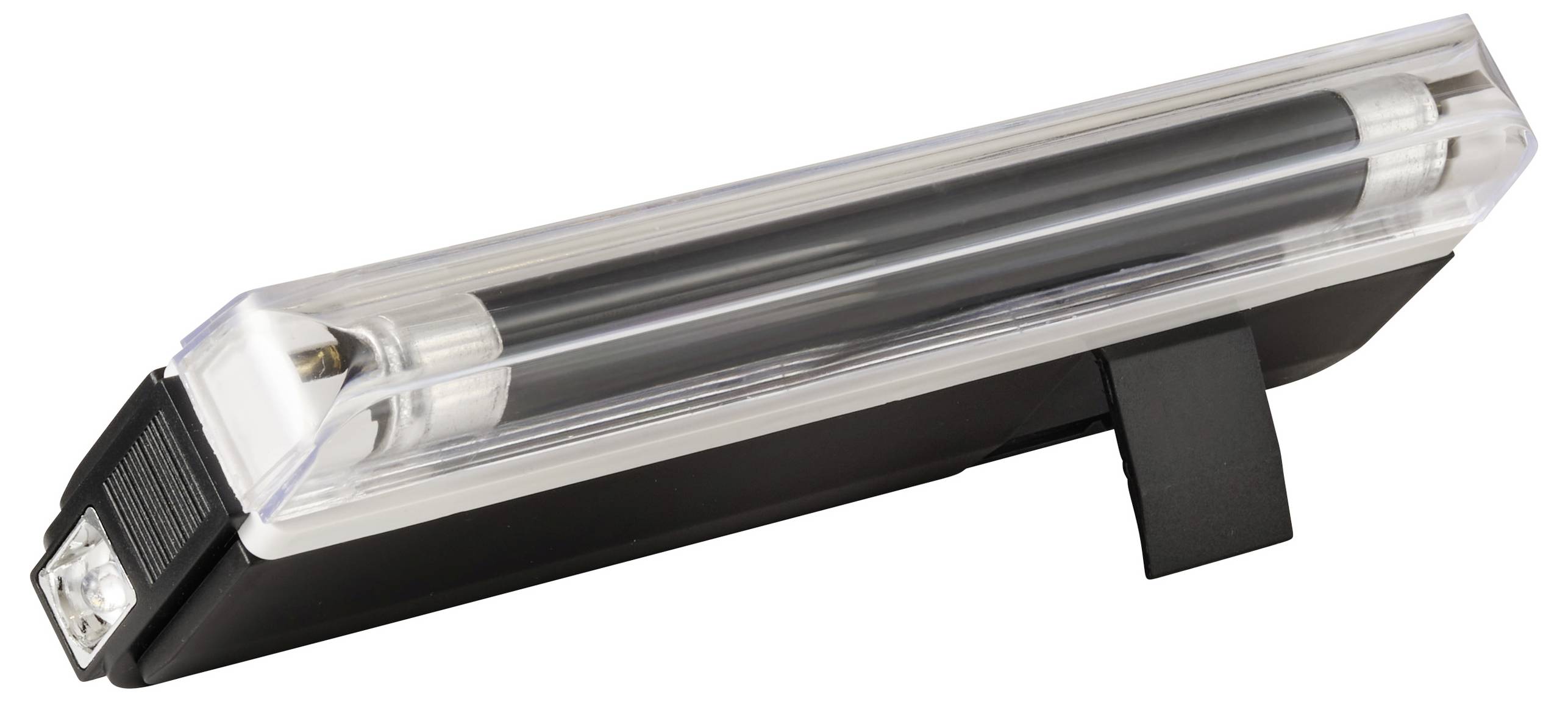 Eine schwarze, rechteckige Notfall-Taschenlampe mit einer durchsichtigen, länglichen Abdeckung, die die Glühbirne schützt, ruhend auf einem flachen, ausziehbaren Ständer.