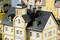 Miniatur einer Schule mit grauem Dach, Uhrturm und umliegenden bunten Gebäuden in einer Modellstadt.