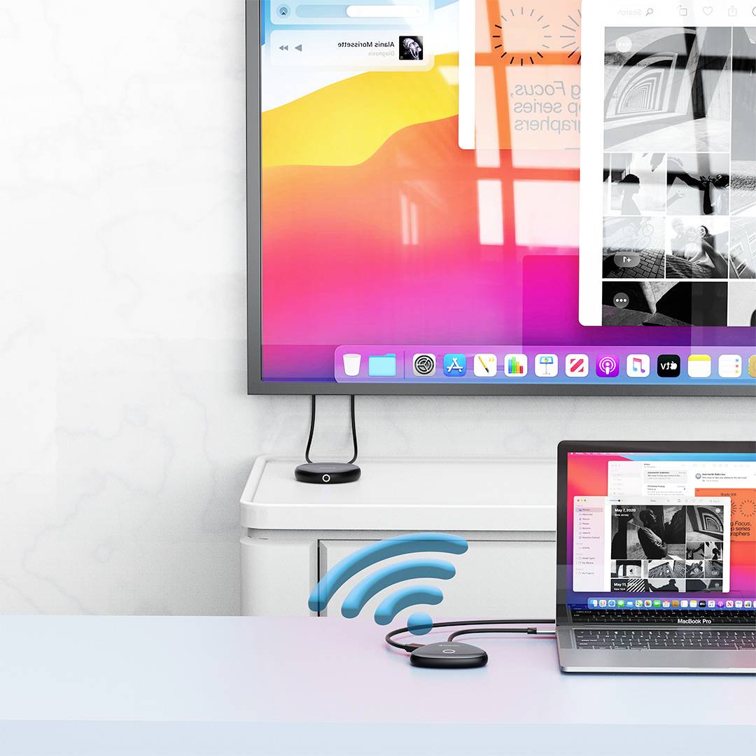 Ein Computer und ein Fernseher zeigen denselben Bildschirm mit einem drahtlosen Verbindungssymbol. Ein Wireless-Adapter ist angeschlossen.