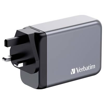 Ein dreipoliger Steckdosenadapter mit dem Logo 'Verbatim' darauf. Der Adapter ist schwarz und grau und für britische Steckdosen geeignet.