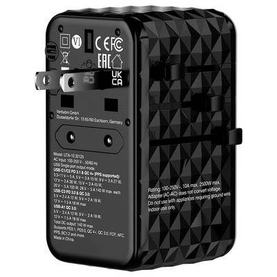 Ein schwarzer Universal-Adapter mit einziehbaren Steckern und internationalen Zertifizierungen auf der Rückseite, einschließlich CE und FCC.