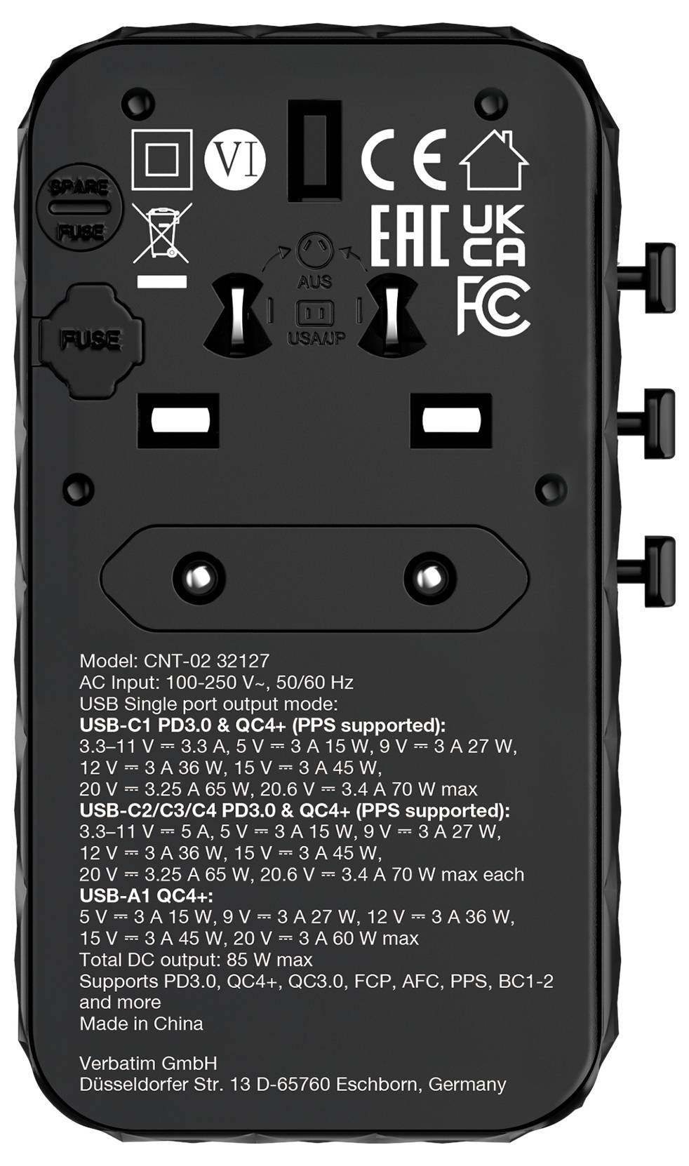 'Rückseite eines USB-Ladegeräts mit technischen Spezifikationen, Zertifizierungslogos und Herstellerinformationen.'