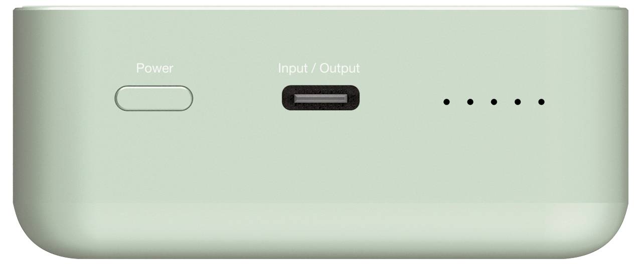 Eine grüne Powerbank mit einem Power-Knopf, USB-C-Anschluss für Input/Output und vier LED-Ladeanzeigen.