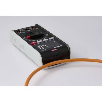 Ein digitales Multimeter mit schwarzem Frontpanel, das '07' anzeigt, liegt auf einer Oberfläche. Eine orangefarbene Kabelschleife ist im Vordergrund teilweise zu sehen.