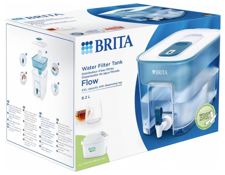 Verpackung eines Brita-Wasserfilters mit 8,2 L Fassungsvermögen, Abbildung des Dispensers, Text 'Flow' auf blauem Hintergrund, reduziert Plastikflaschen.