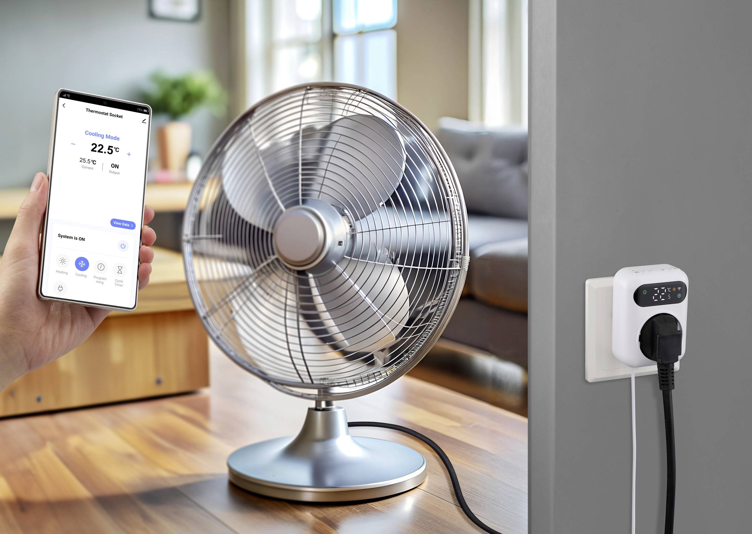 Eine Hand, die ein Smartphone hält, zeigt Steuerungselemente für eine Smart-Steckdose, die mit einem Ventilator in einer Wohnzimmerumgebung verbunden ist und einen Smart-Home-Aufbau veranschaulicht.