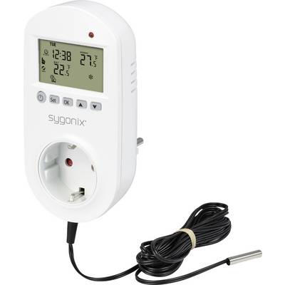 Ein digitaler Steckdosenthermostat mit Display, zeigt Uhrzeit und Temperatur. Links ein Sensor mit Kabel für Temperaturmessung.