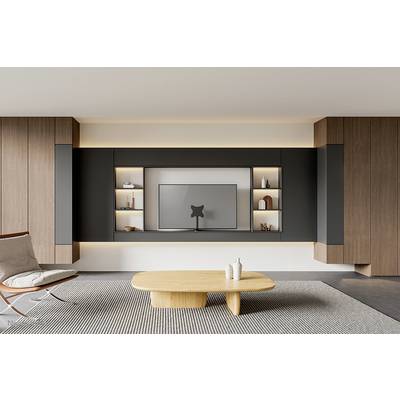Wohnzimmer mit modernem Design, einem großen Fernseher in schwarzer Wandverkleidung, Regalen mit Dekorationen und einem Holz-Couchtisch auf grauem Teppich.