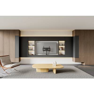 Moderner Wohnraum mit Wandregalen, einem großen Flachbildschirm an der Wand, einer Lounge-Sessel und einem Holztisch auf Teppich.