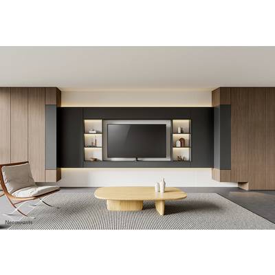 Modernes Wohnzimmer mit hölzernem Akzent. Im Zentrum ein großer Flachbildfernseher, umgeben von Regalen und Deko. Minimalistisches Design.