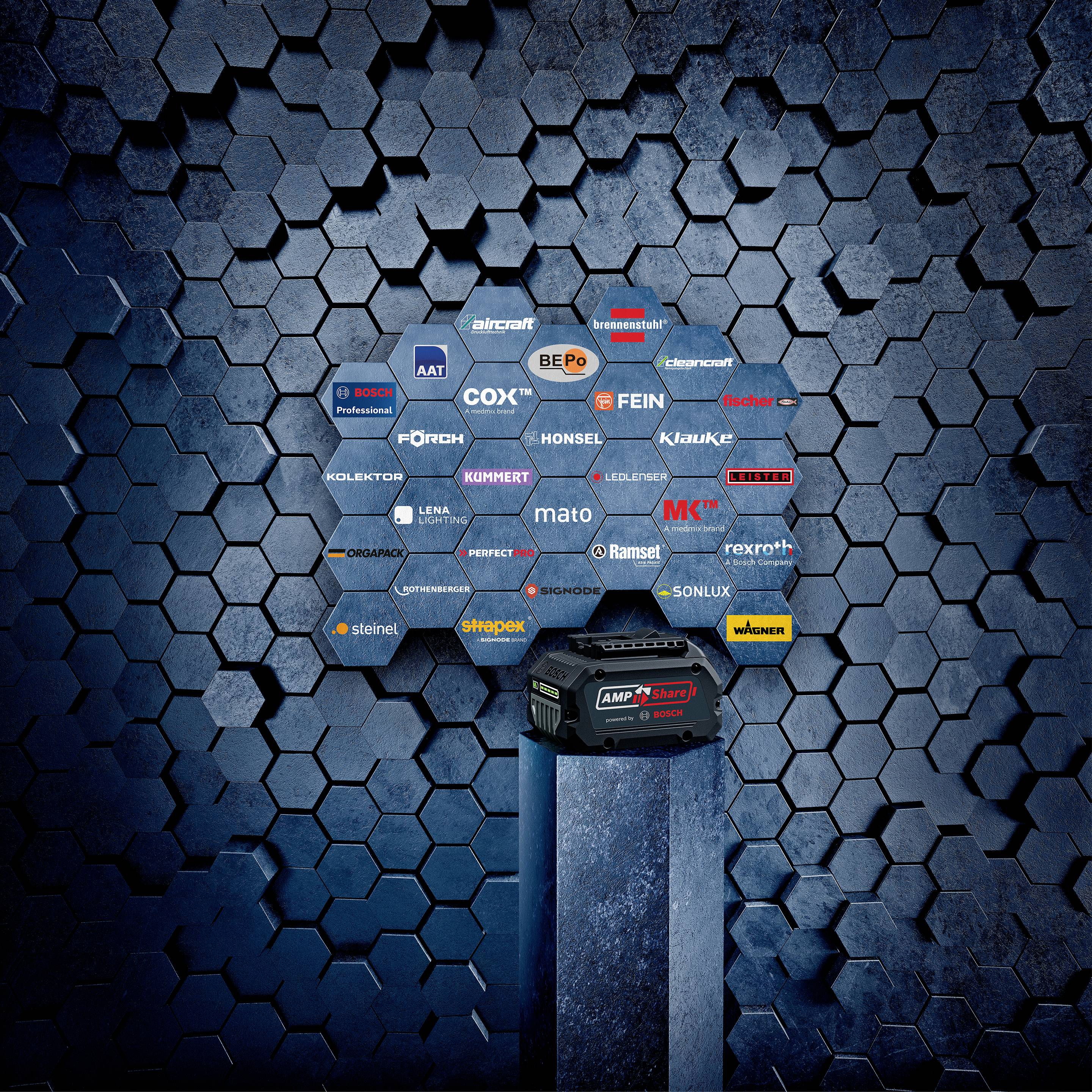 Eine Vielzahl von Markennamen in hexagonalen Kacheln an einer Wand dargestellt, darunter 'FEIN', 'Metabo' und 'Klauke' in einer blauen Umgebung.