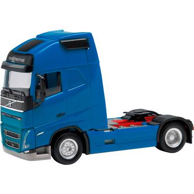 Blauer Spielzeug-LKW im Maßstab, Seitenansicht. Skandinavisches Design mit sichtbarem Fahrerhaus und Hinterradabdeckung.