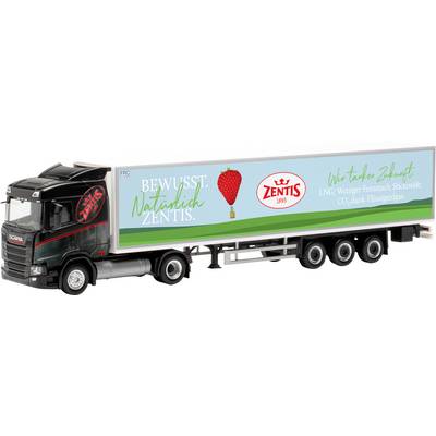 LKW mit Aufschrift 'Zentis', dekoriert mit Erdbeeren. Text: 'Bewusst. Natürlich. Zentis.' und Umweltfreundlichkeitsbotschaft auf der Seite.