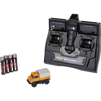 Fernsteuerung für ein Spielzeugfahrzeug mit Batterien und einem kleinen, orangefarbenen LKW-Modell.