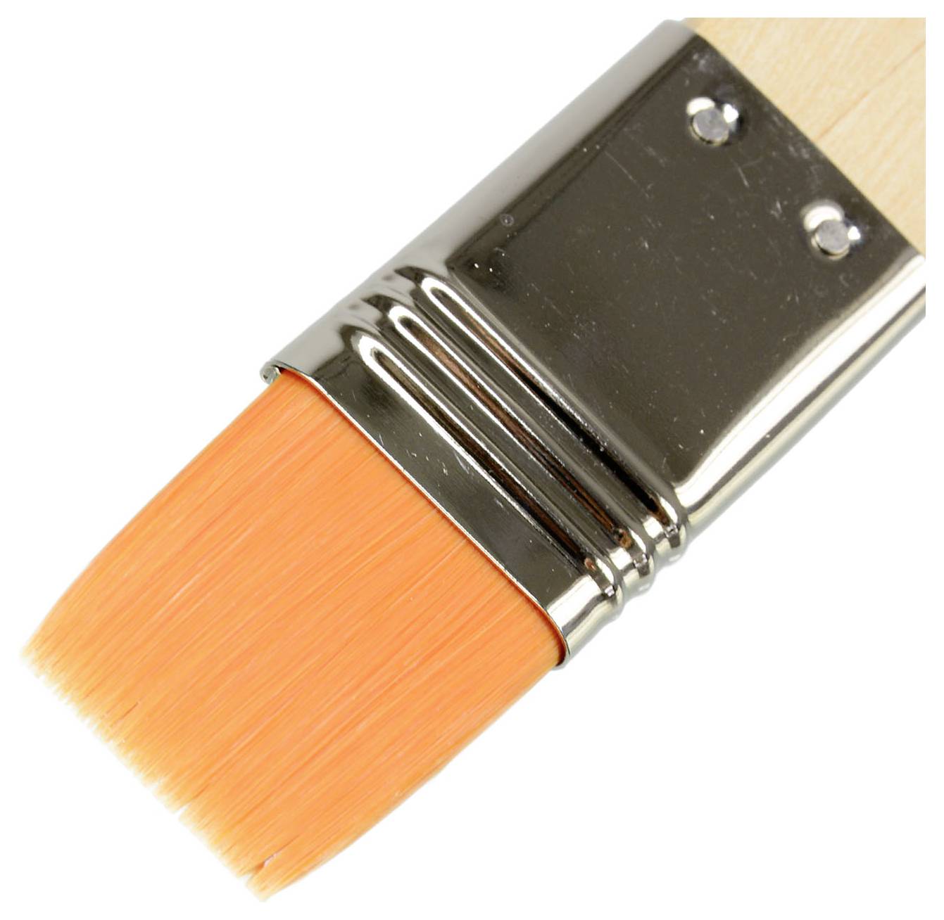 Ein breiter Malerpinsel mit orangefarbenen Borsten und Metallzwinge, gegen einen weißen Hintergrund.