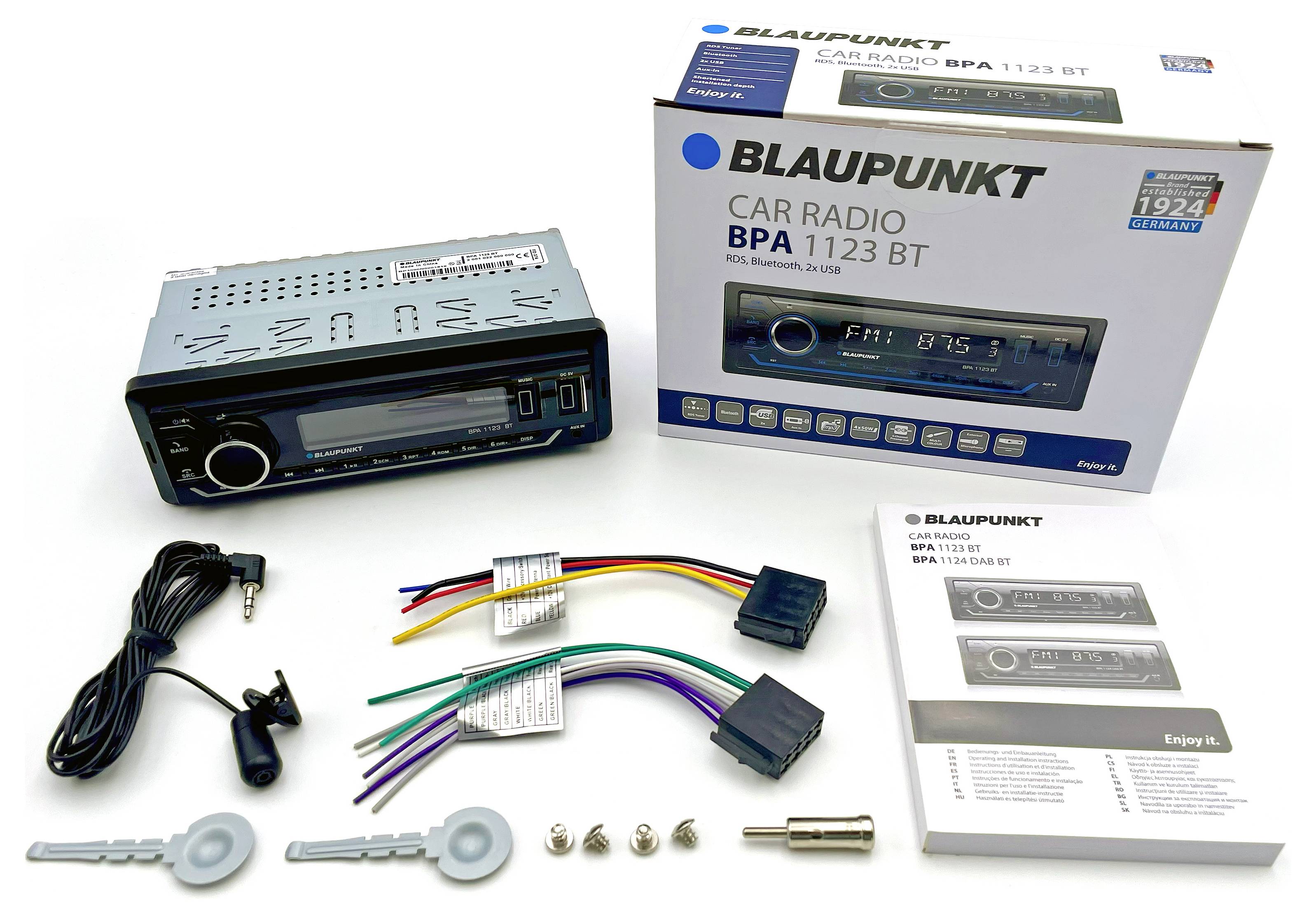 Blaupunkt Autoradio BPA 1123 BT mit Zubehör. Enthält Kabel, Schrauben und Bedienungsanleitung. Verpackung zeigt Radio-Abbildung und Spezifikationen.