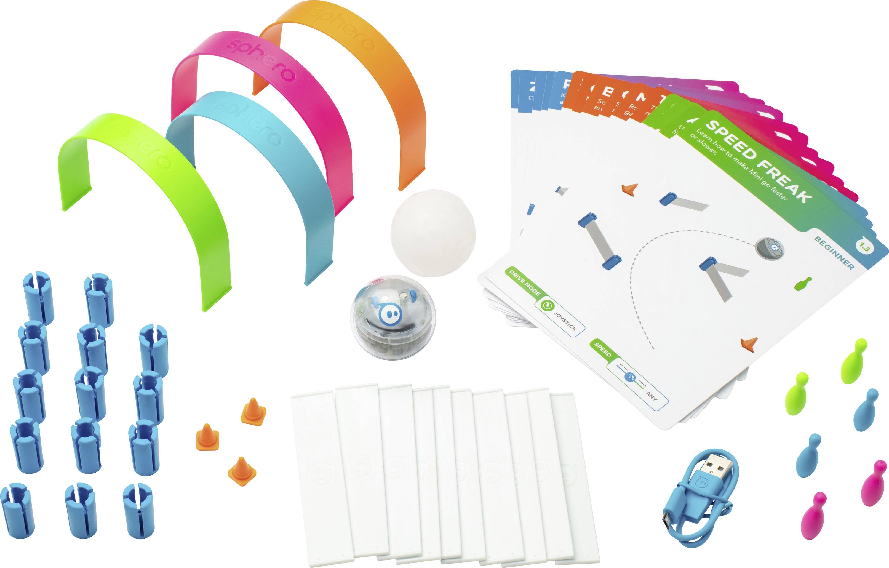 Spielset mit bunten Bögen, Karten mit Übungen, blauem Roboterball, USB-Ladekabel und Mini-Kegel. Fördert Programmierfähigkeiten.
