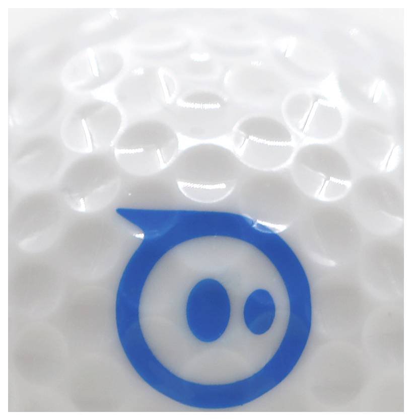Ein weißer Golfball mit glatter Oberfläche trägt ein blaues Symbol mit zwei Punkten und einem geschwungenen Bogen, was an ein Gesicht erinnert.