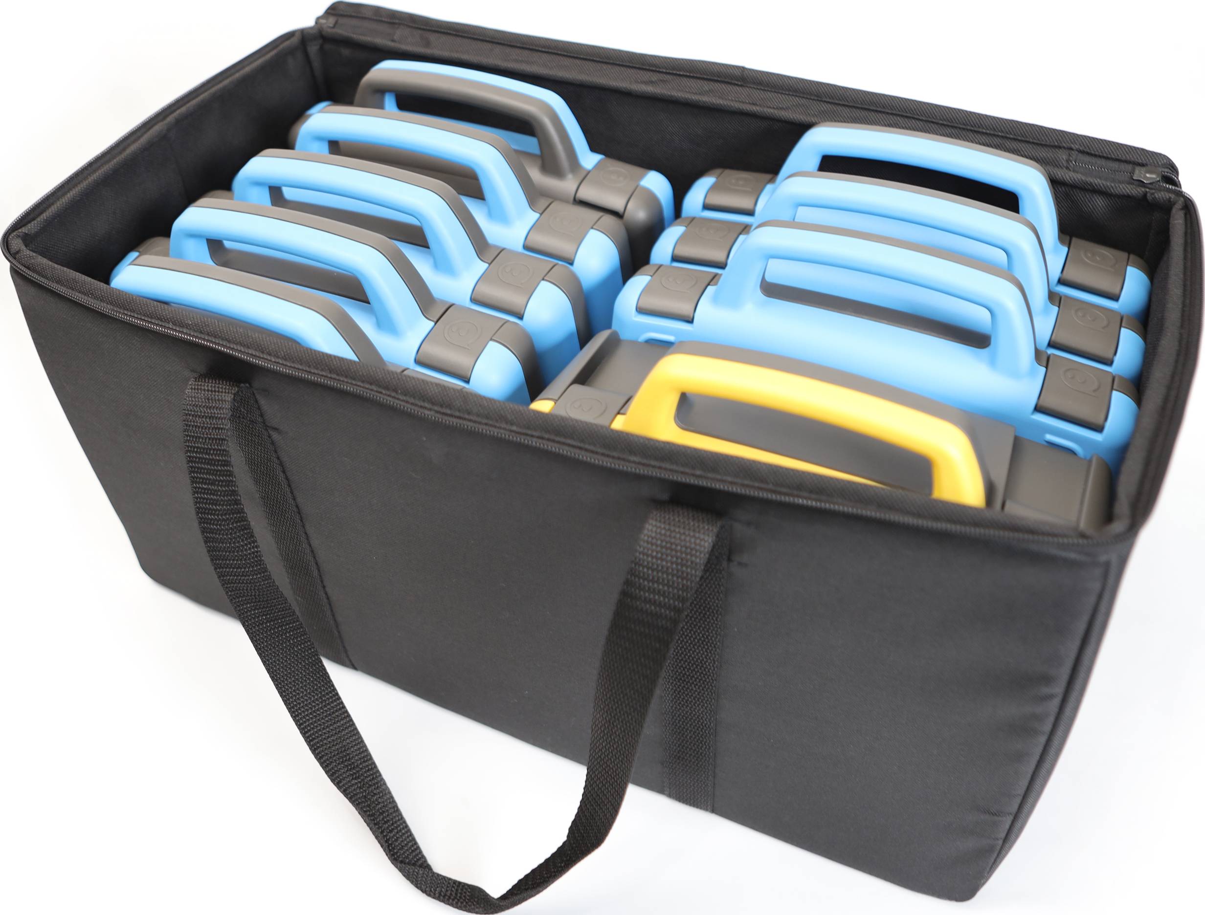 Eine schwarze Stofftasche enthält acht tragbare Geräte mit blauem Griff, ein Gerät hat einen gelben Griff.