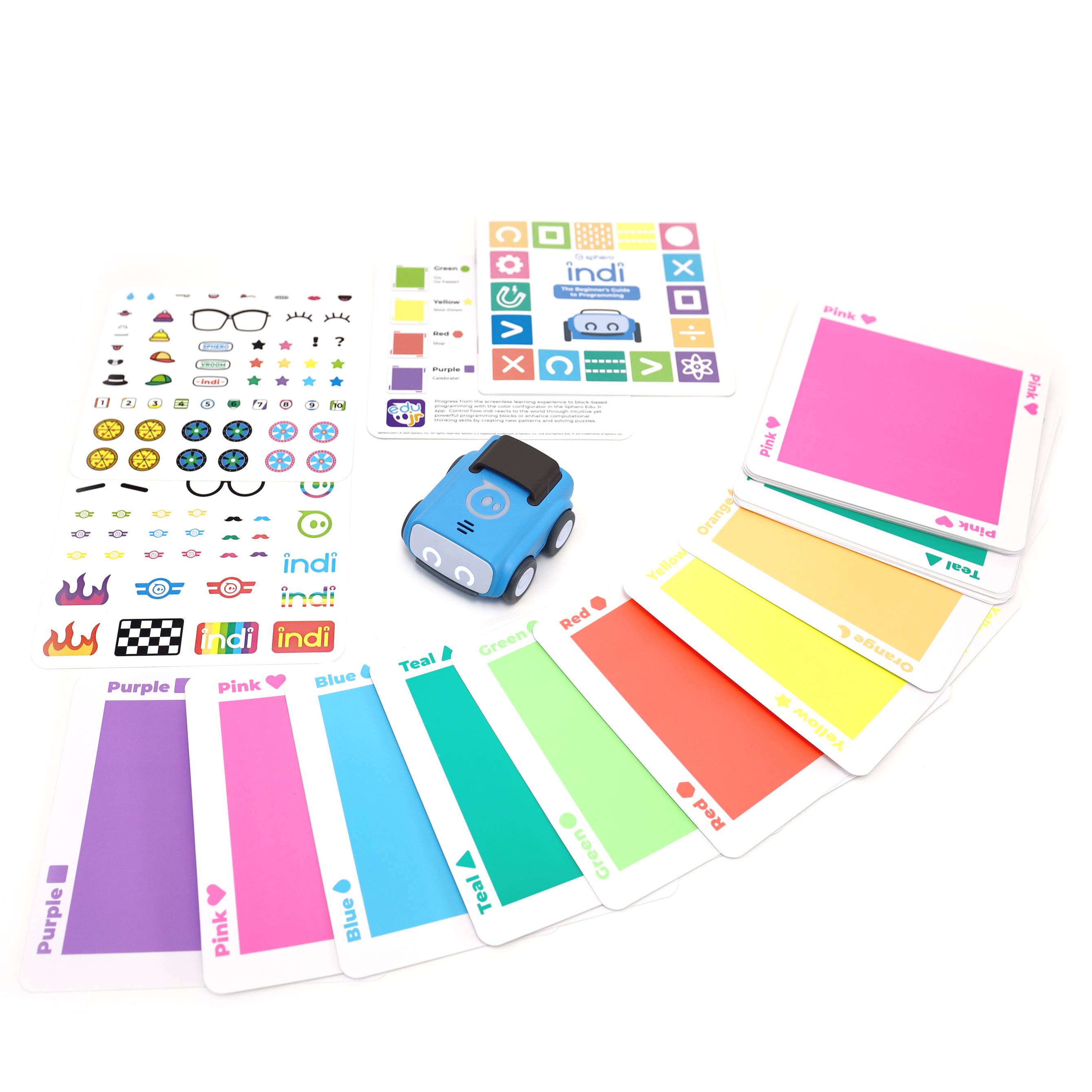 Ein kleiner blauer Spielzeugroboter auf einem Tisch mit farbigen Programmierkarten und Aufklebern zur individuellen Gestaltung.