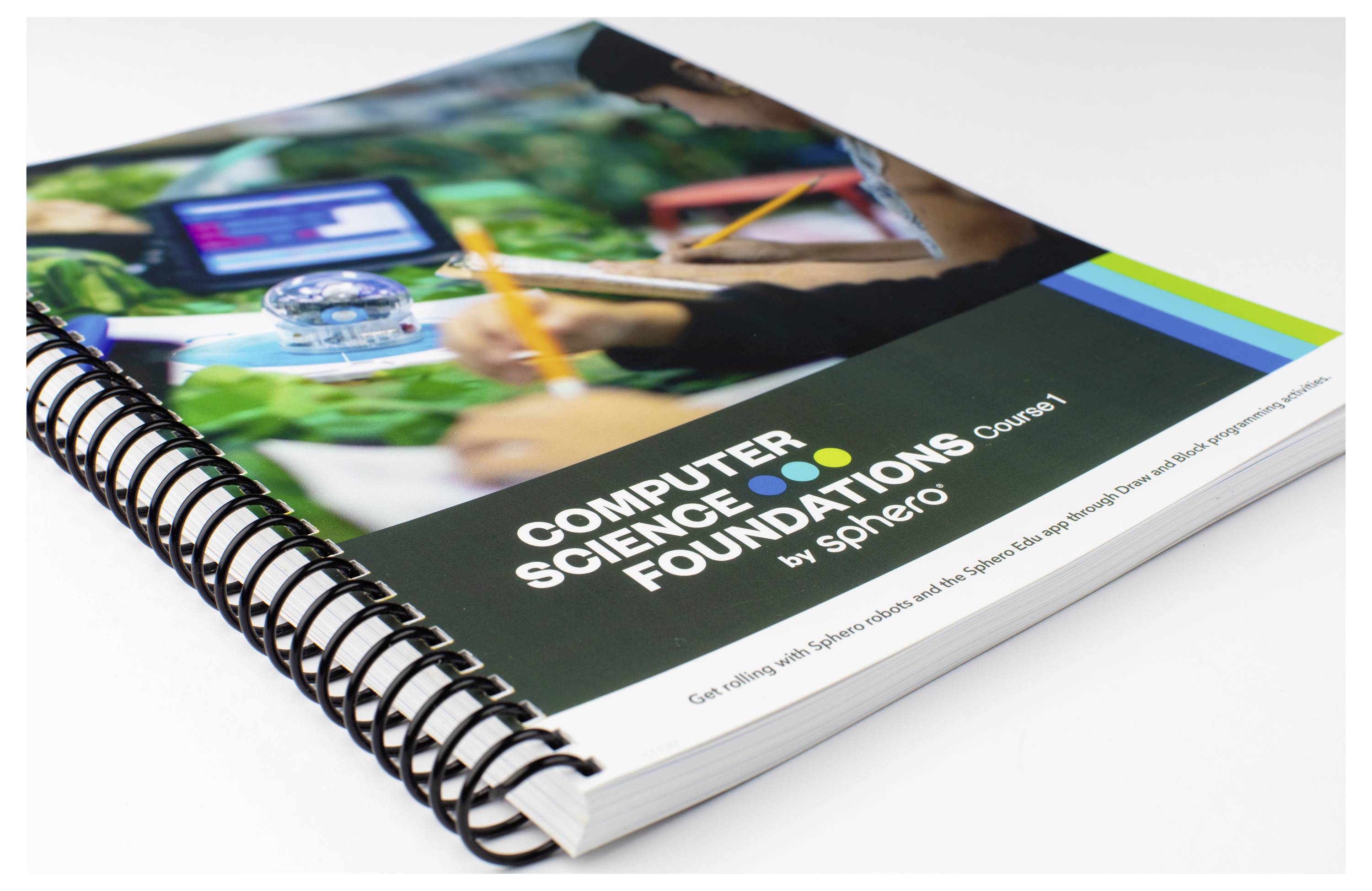 Ein Schulbuch mit der Aufschrift 'Computer Science Foundations Course 1 by Sphero', abgebildet in einem klassenzimmerähnlichen Umfeld.