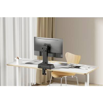 Eine minimalistische Schreibtischeinrichtung mit einem gekrümmten Monitor, der auf einem verstellbaren Arm montiert ist, einem Holzstuhl, Tastatur, Maus und Büchern in einem hell erleuchteten Raum.