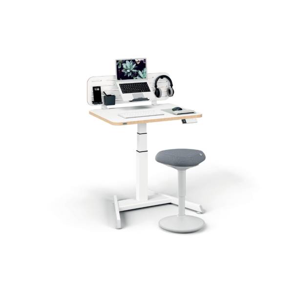 Stehschreibtisch mit Laptop, Smartphone, Kopfhörern und Stuhl. Modernes Bürozubehör für ergonomisches Arbeiten.