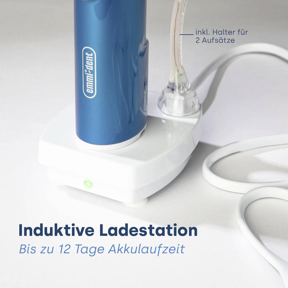 'Induktive Ladestation' für Zahnbürsten mit 'Bis zu 12 Tage Akkulaufzeit' in blauem Text. Enthält Halterung für zwei Aufsätze.