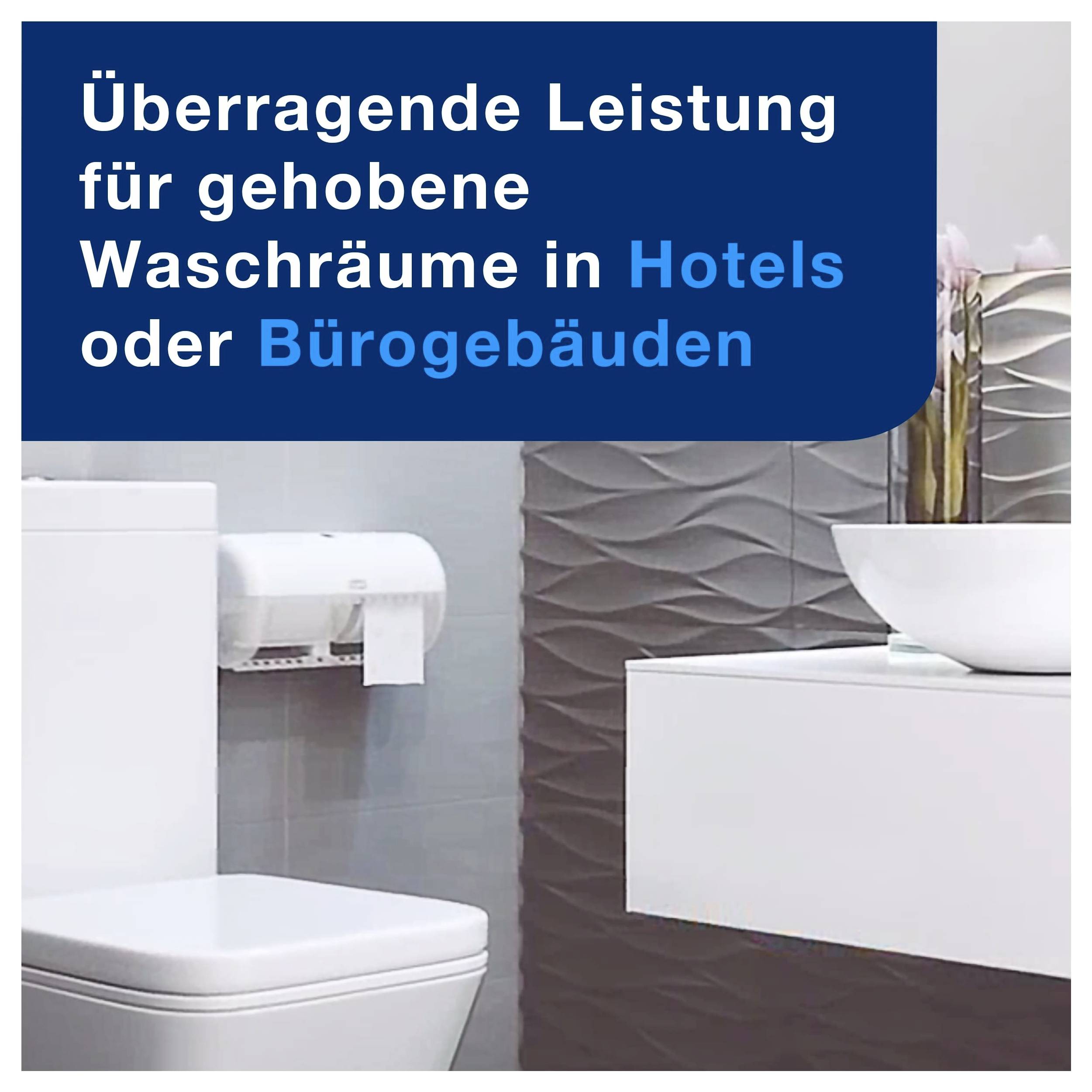 Werbeabbildung für gehobene Waschräume in Hotels oder Bürogebäuden mit weißem WC, Waschtisch und moderner Wandverkleidung.
