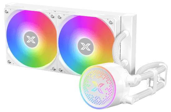 Ein weißer PC-Kühler mit zwei leuchtend bunten Lüftern. Im Vordergrund ist eine runde Pumpe mit einem leuchtenden Logo sichtbar.