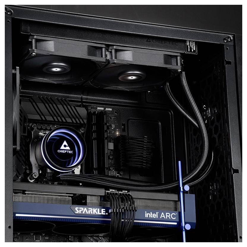 Ein geöffneter Computer zeigt einen Kühler mit dem 'Chieftec'-Logo und eine 'Intel ARC'-Grafikkarte in einem gut organisierten Inneren.