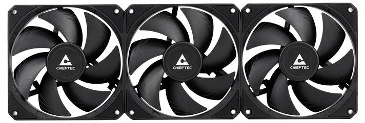 'Drei schwarze Chieftec Lüfter nebeneinander, jeweils mit einem Firmenlogo in der Mitte, auf weißem Hintergrund.'