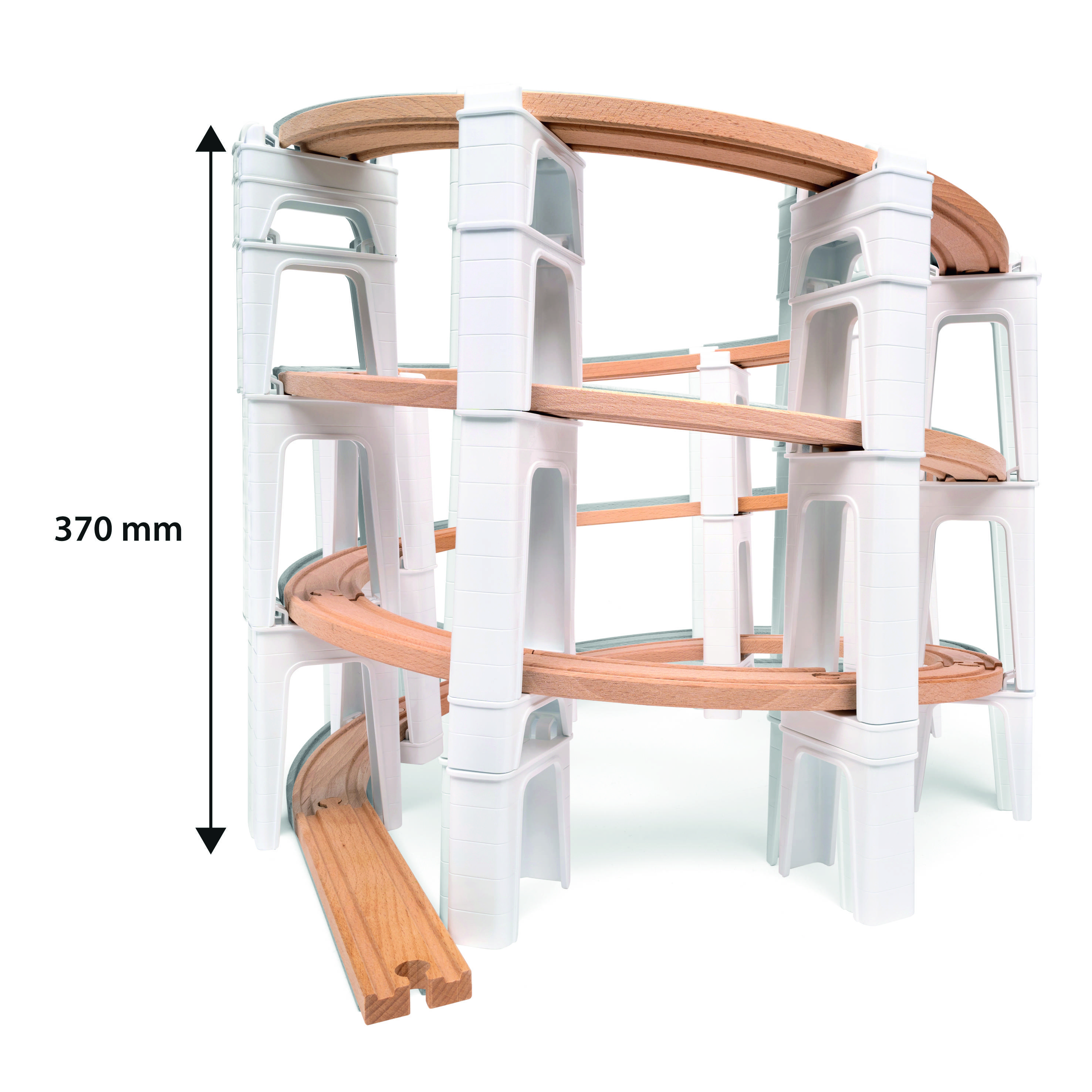 Holz-Achterbahn-Set für Kinder mit spiraligen Bahnen auf weißen Stützpfeilern. Höhe 370 mm, geeignet für Kugelspaß.
