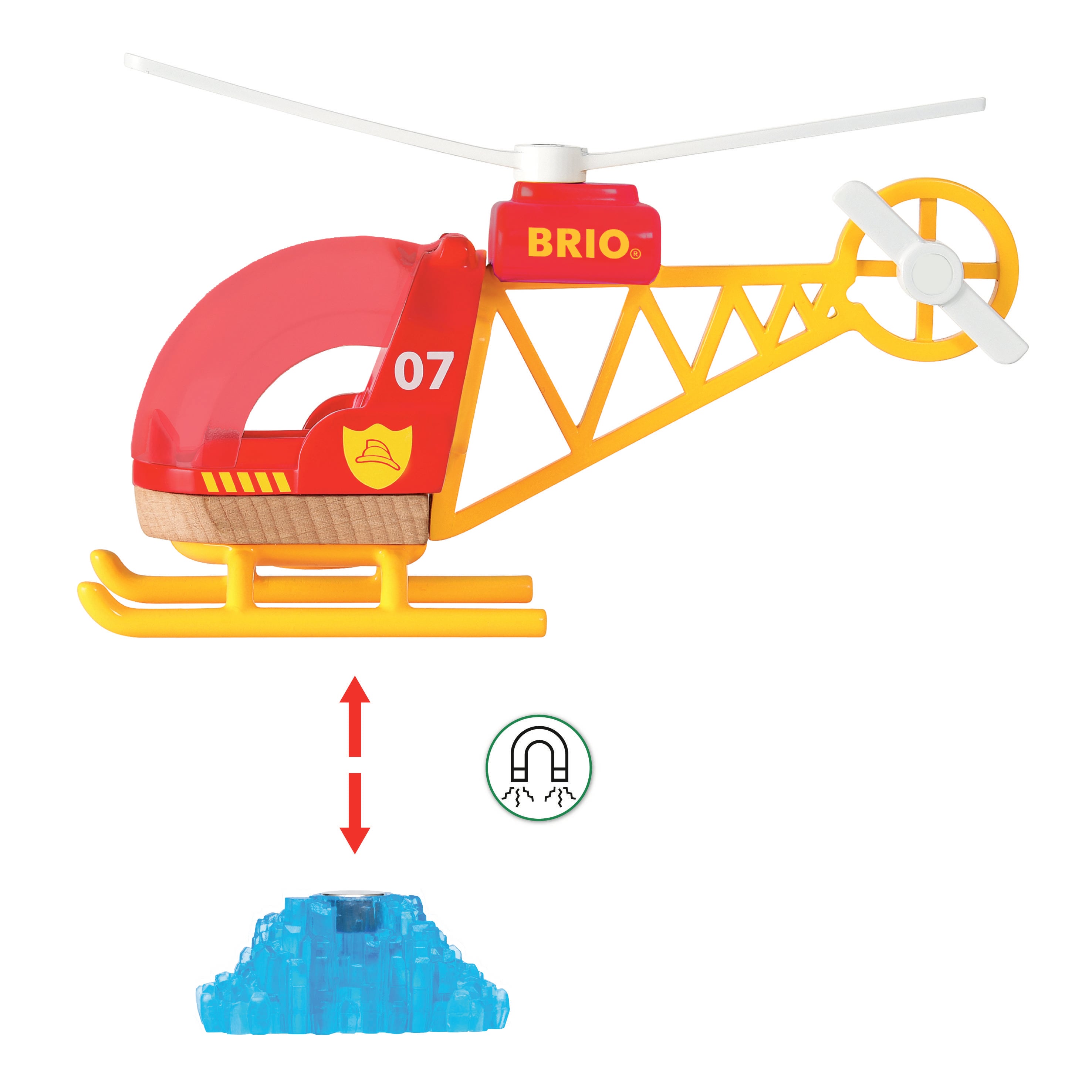 Spielzeughubschrauber von BRIO mit rotem Führerhaus und gelbem Gestell. Unter dem Hubschrauber schwebt ein magnetischer blauer Gegenstand.