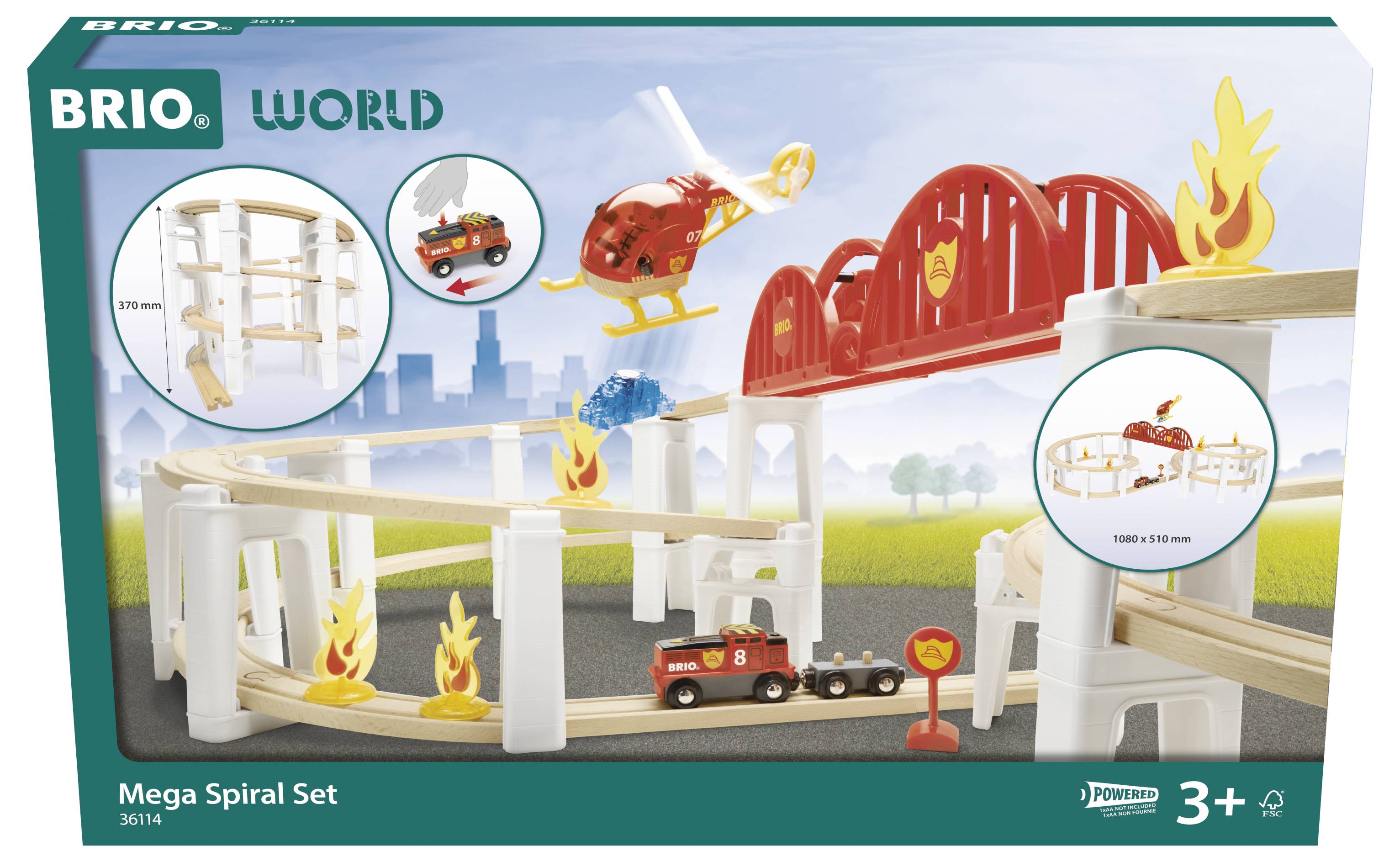 Spielzeug-Set 'Mega Spiral Set' von BRIO mit Hubschrauber, Brücke und Feuerwehrfahrzeug auf Schienen vor Stadtsilhouette. Ab 3 Jahre.