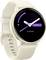 Smartwatch mit rundem Display, zeigt Uhrzeit und Datum an. Weißes Armband.
