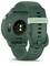 Rückseite einer grünen Sportuhr mit Herzfrequenzsensor und QR-Code, zeigt das Markenlogo 'GARMIN' am Armbandverschluss.