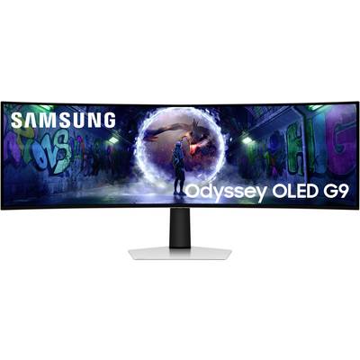Ein gebogener Monitor mit der Aufschrift 'Samsung Odyssey OLED G9' zeigt eine Figur vor einem magischen Portal mit einem Drachen.
