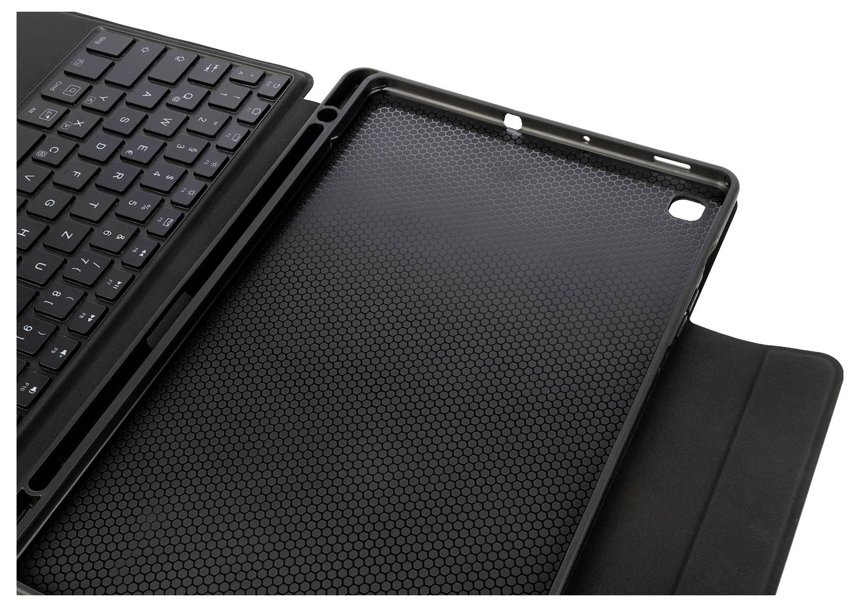 Eine schwarze Tastaturhülle mit Wabentextur im Inneren, entwickelt zur Aufnahme eines Tablets oder ähnlicher Geräte.
