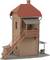 Backsteinwasserturm-Modell mit rotem Dach, hölzernem Balkon und Treppe. Geeignet für Modelleisenbahnanlagen als Dekoration.