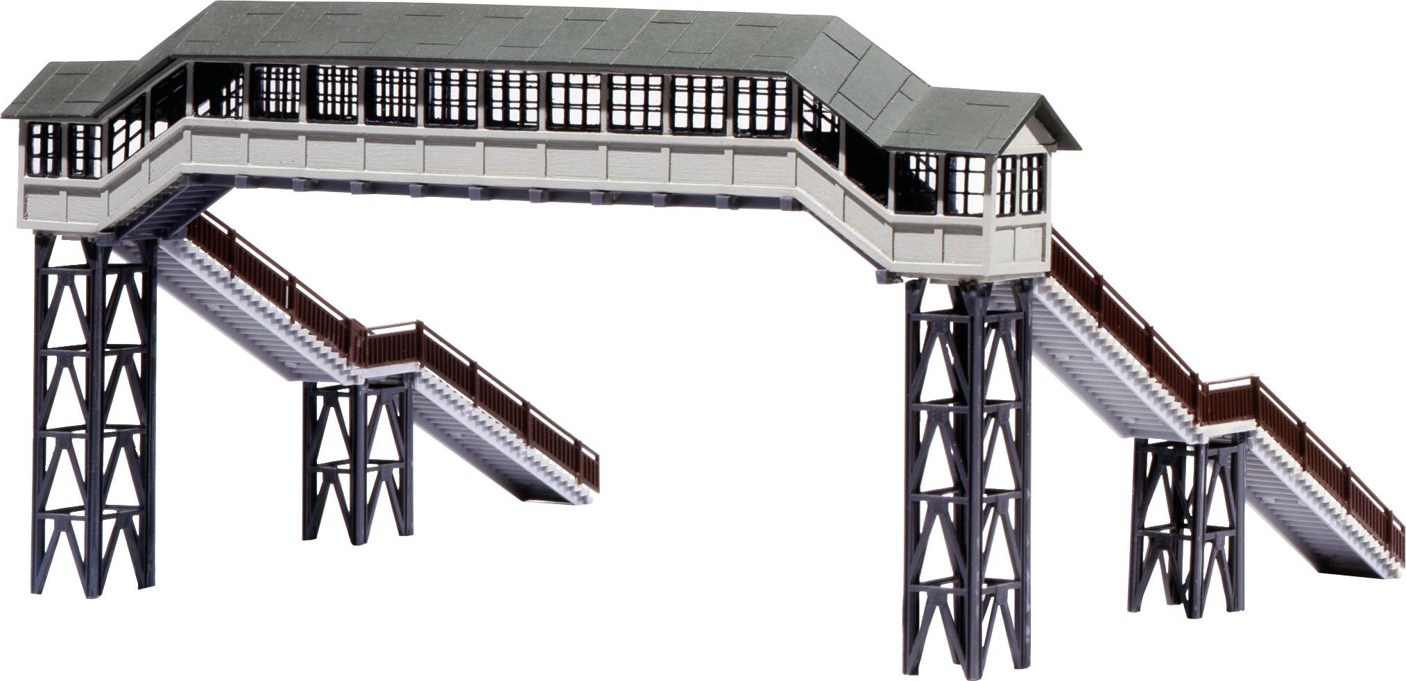 Überdachter Fußgängerüberweg mit Treppen, gestützt von Metallgerüsten. Er verbindet verschiedene Ebenen oder Plattformen.