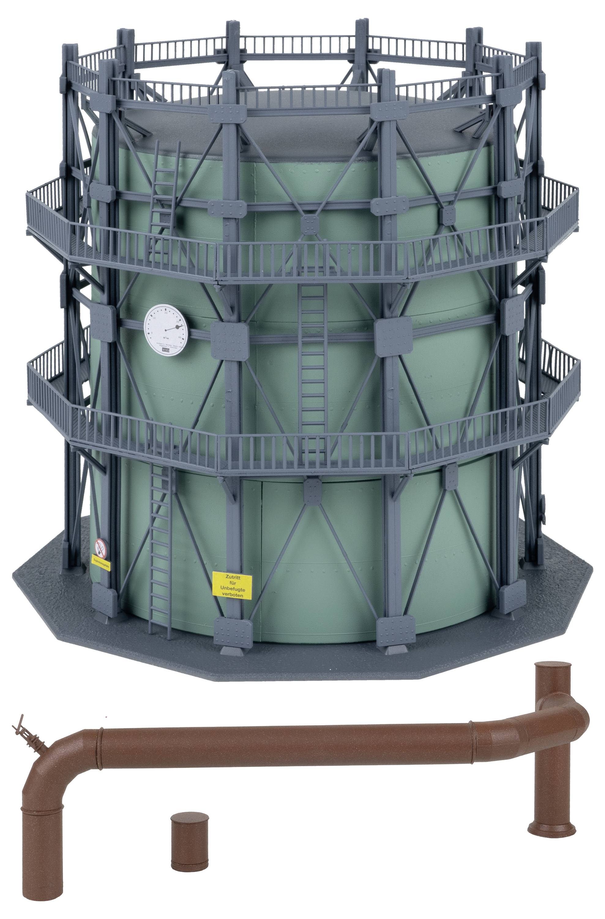 Industrie-Gasspeicher: Runde, grüne Struktur mit Stahlrahmen. Treppen und Plattformen sichtbar. Ein Messgerät ist an der Seite montiert.